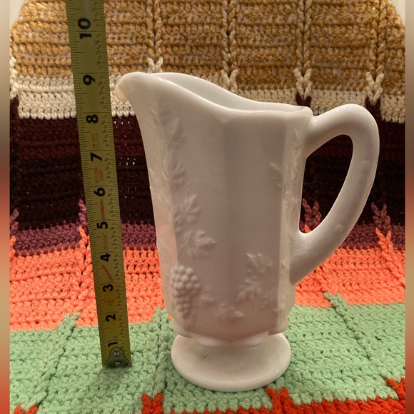Vintage Westmorland Milk Glass Embossed Grape Pattern Pitcher - Picture 13 of 15